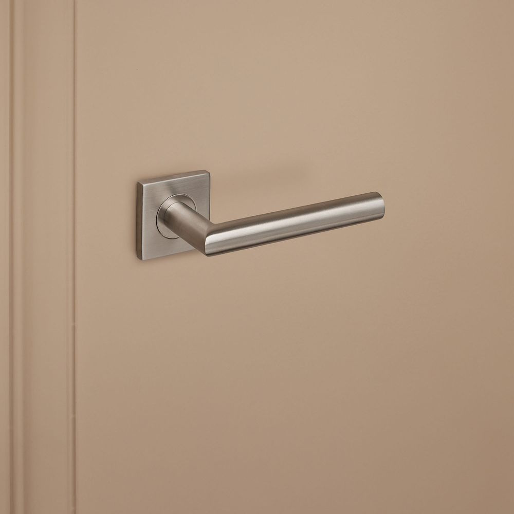 Mantua_rvs_vierkant_rozet_donkerbeige_deur