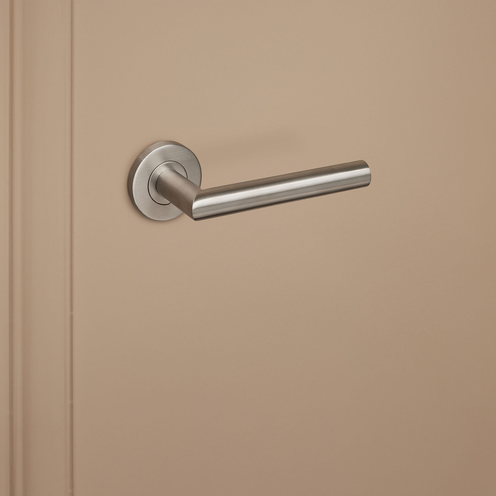 Mantua_rvs_rond_rozet_donkerbeige_deur