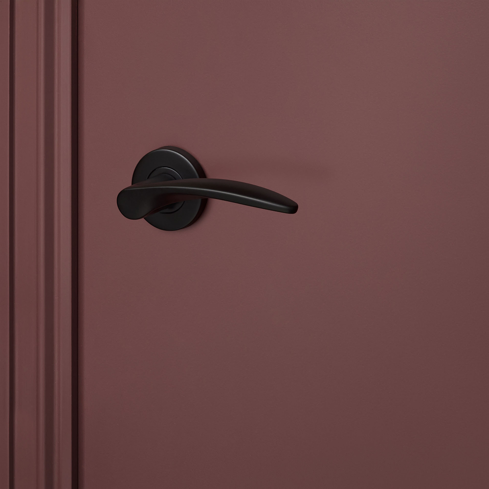 Lodini_zwart_rond_rozet_bordeaux_deur