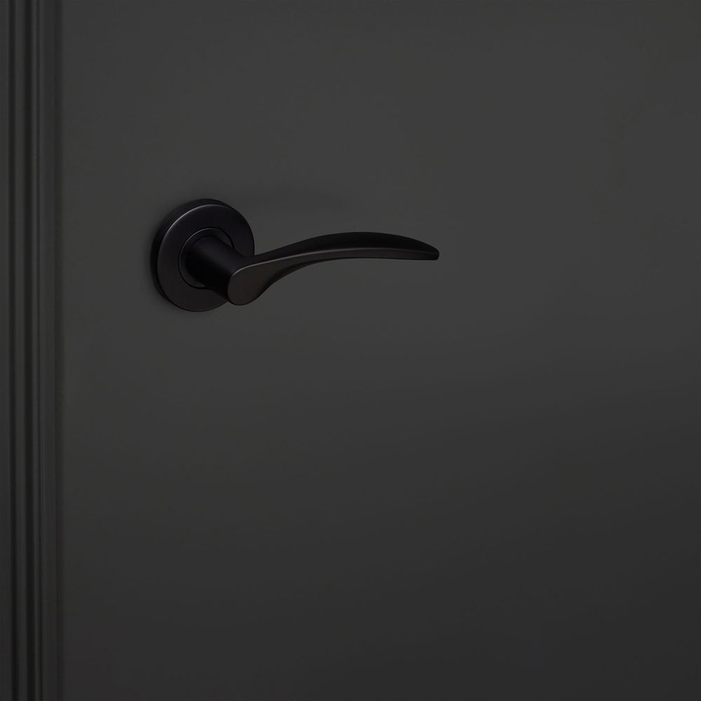 Lodini_zwart_rond_rozet_zwarte_deur