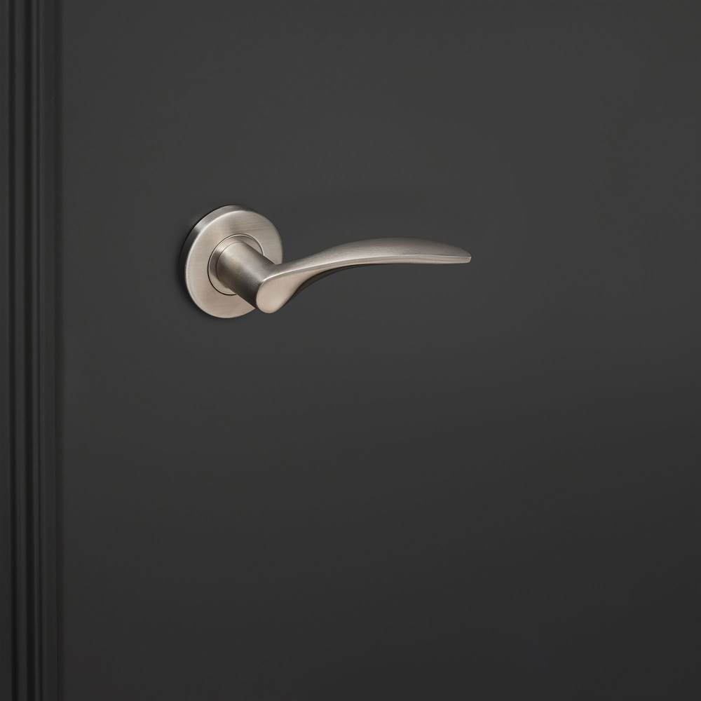 Lodini_rvs_rond_rozet_zwarte_deur