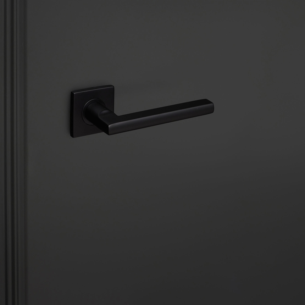 Teramo_zwart_vierkant_rozet_zwarte_deur