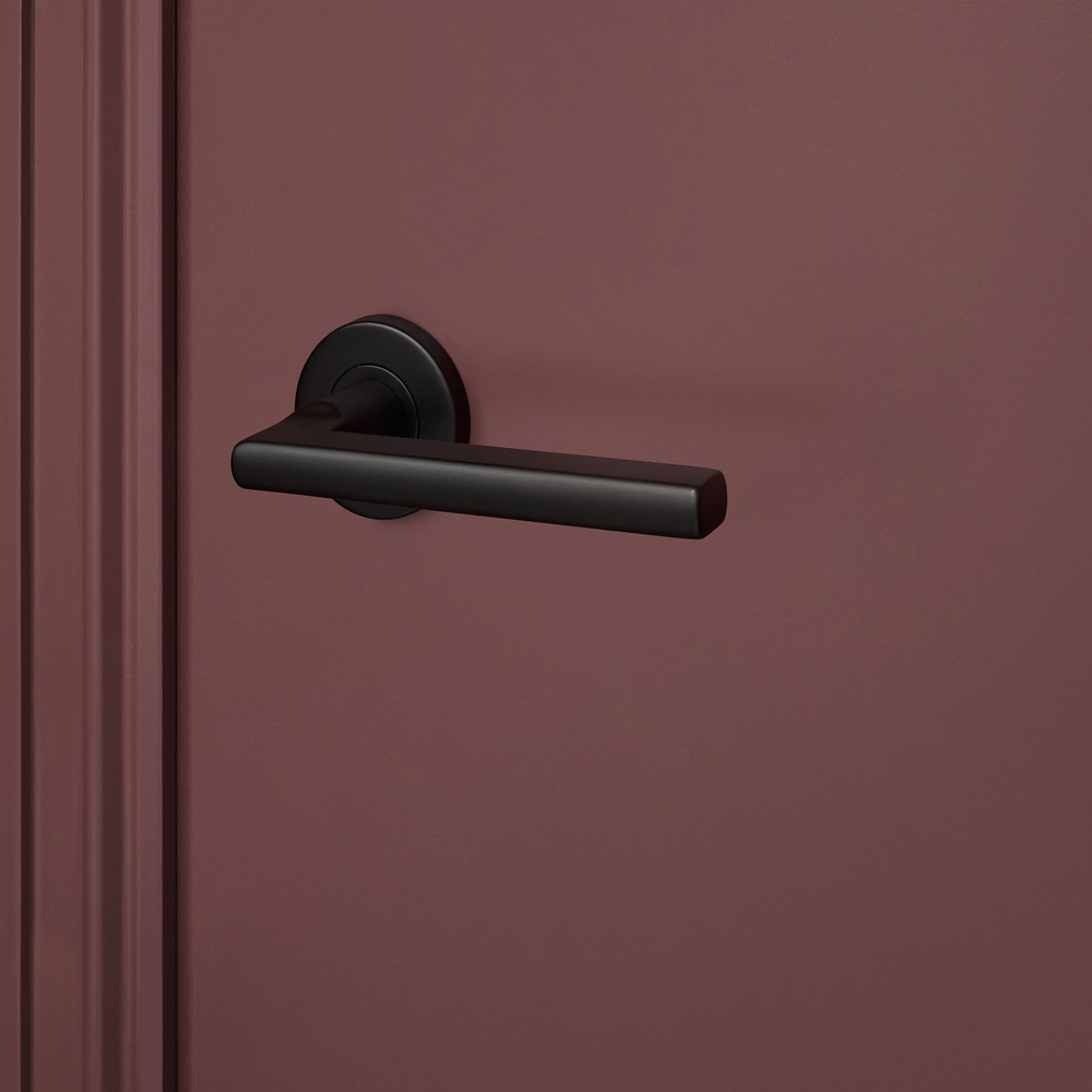 Teramo_zwart_rond_rozet_bordeaux_deur