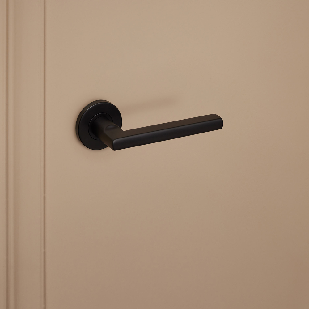 Teramo_zwart_rond_rozet_donkerbeige_deur