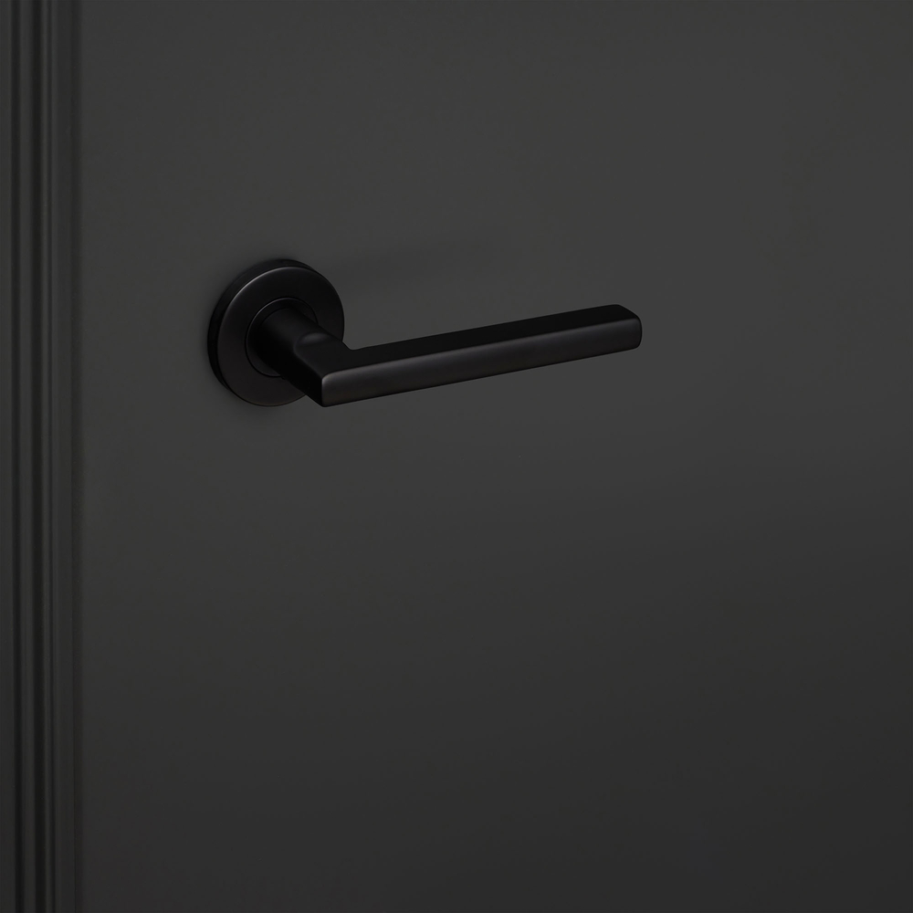 Teramo_zwart_rond_rozet_zwarte_deur