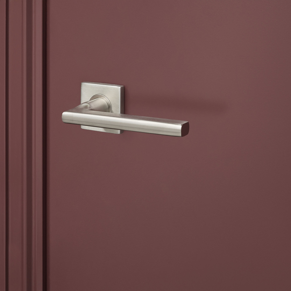 12Teramo_rvs_vierkant_rozet_bordeaux_deur