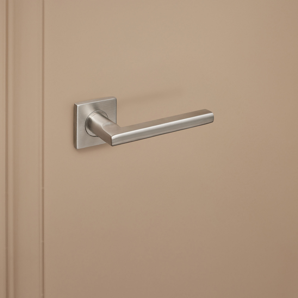 12Teramo_rvs_vierkant_rozet_donkerbeige_deur