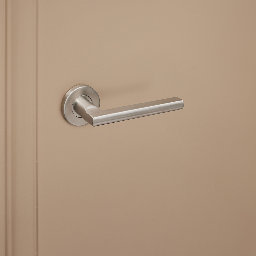 Teramo_rvs_rond_rozet_donkerbeige_deur