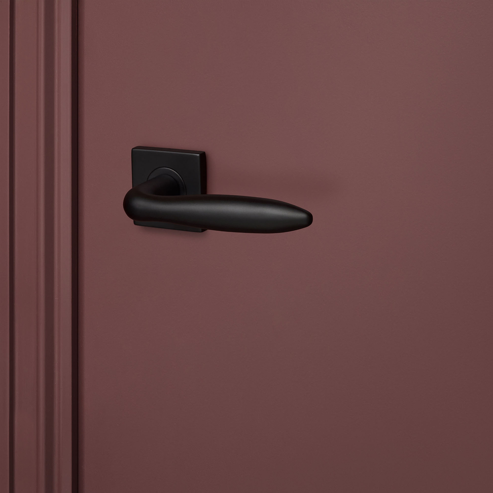 Pratona_zwart_vierkant_rozet_bordeaux_deur