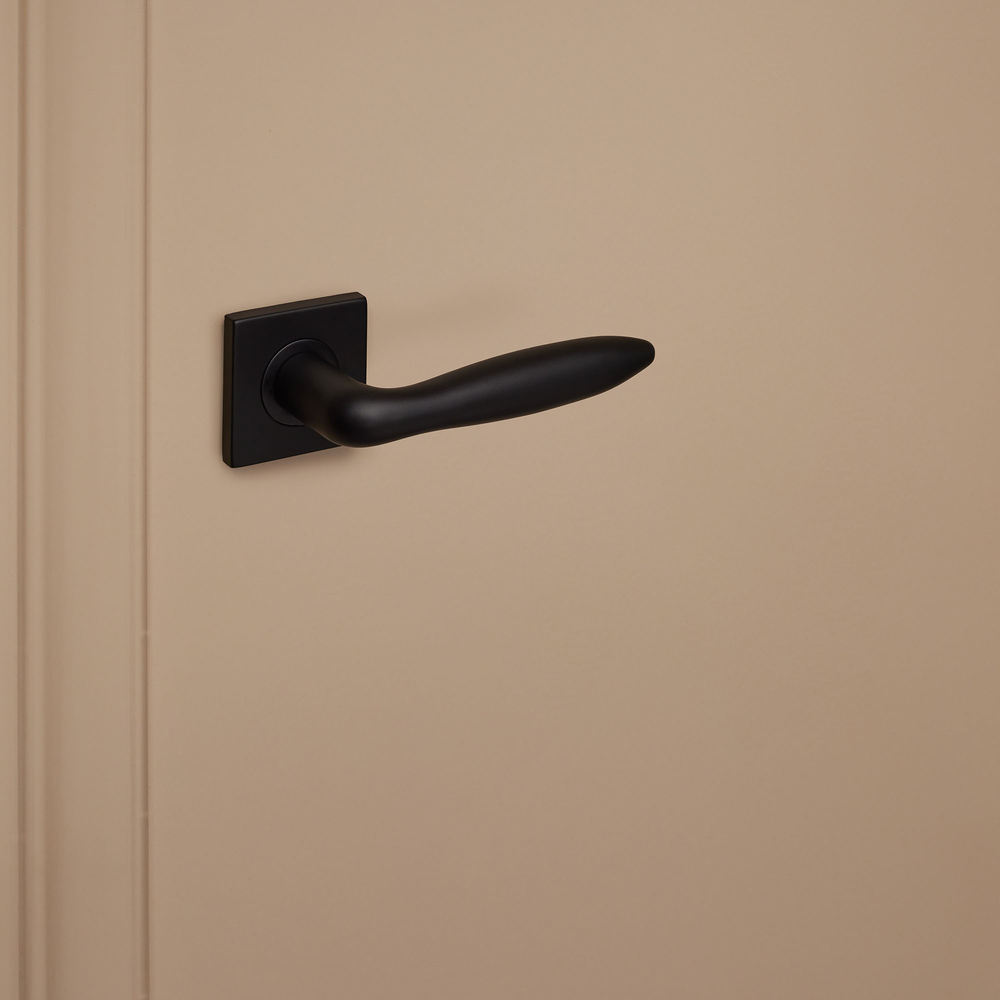 Pratona_zwart_vierkant_rozet_donkerbeige_deur