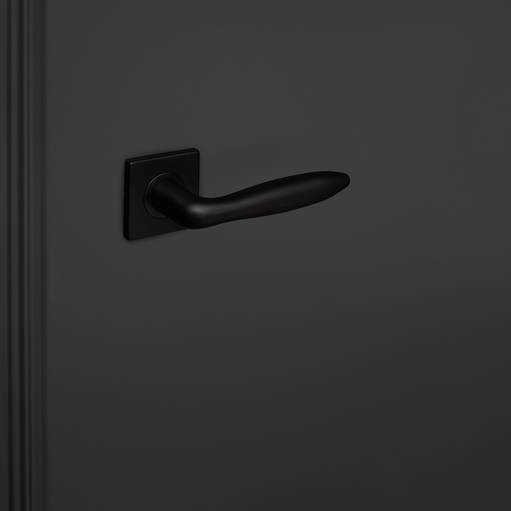 Pratona_zwart_vierkant_rozet_zwarte_deur