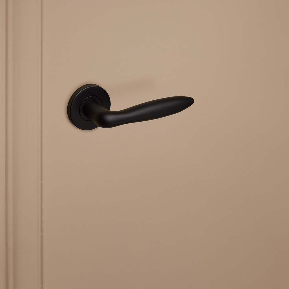 Pratona_zwart_rond_rozet_donkerbeige_deur