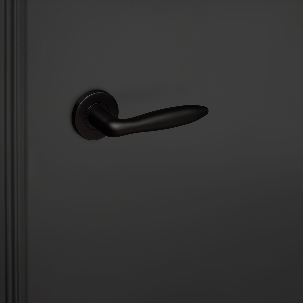 Pratona_zwart_rond_rozet_zwarte_deur