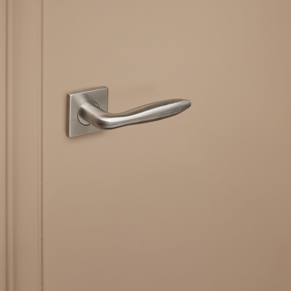 Pratona_rvs_vierkant_rozet_donkerbeige_deur