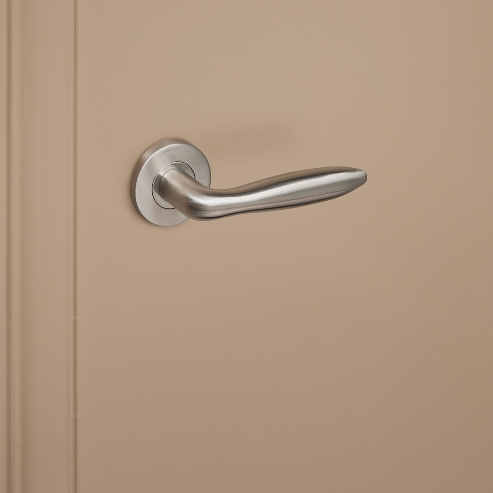 Pratona_rvs_rond_rozet_donkerbeige_deur