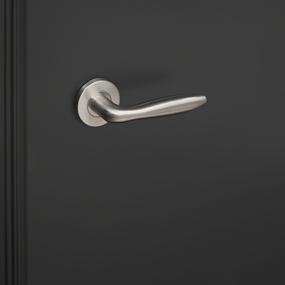 Pratona_rvs_rond_rozet_zwarte_deur