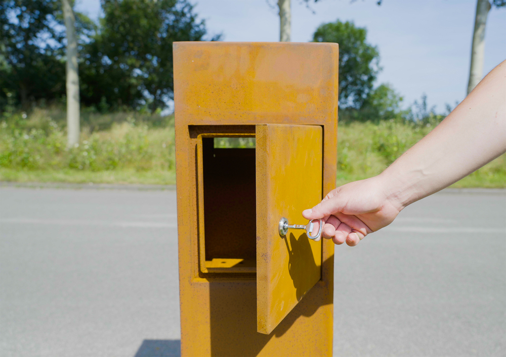 Cortenstaalbrievenbusopenenmetbijgeleverdesleutel