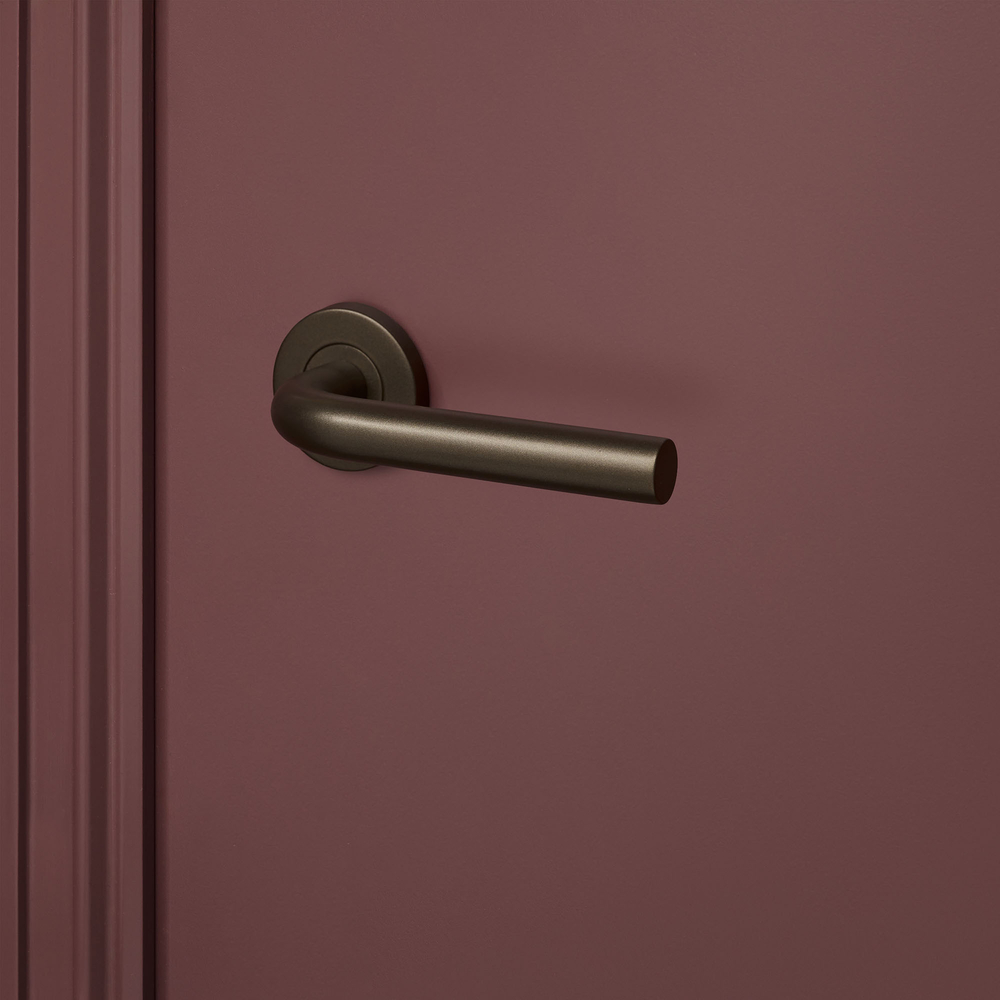 Oristano_brons_rond_rozet_bordeaux_deur