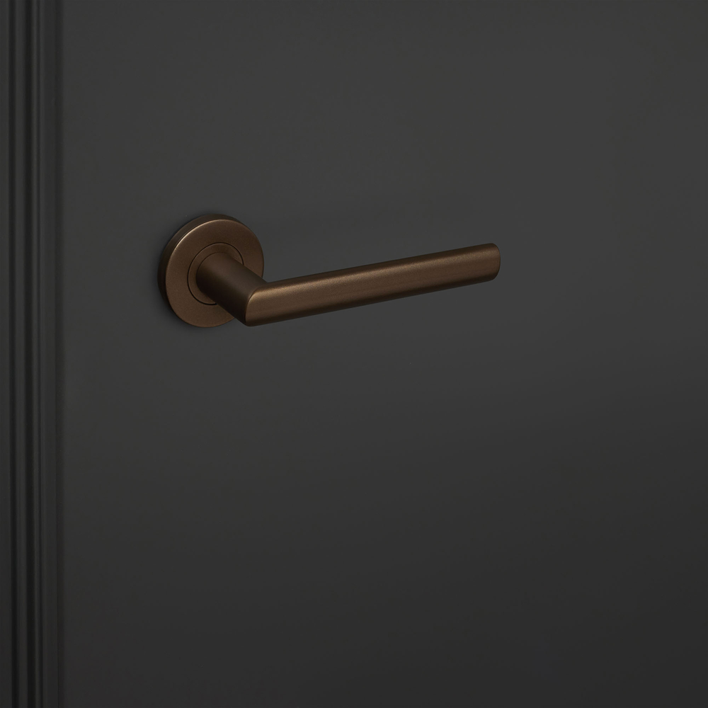 Ragusa_brons_rond_rozet_zwarte_deur