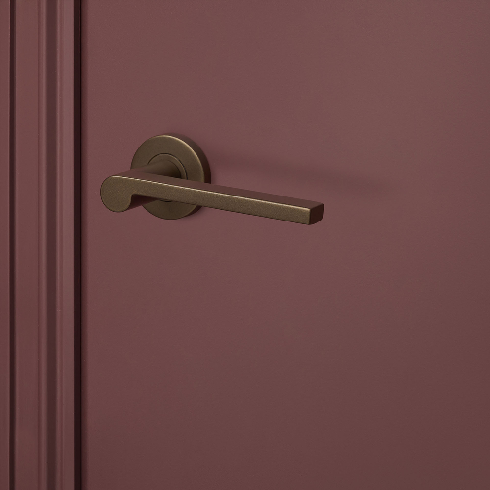 Caserta_brons_rond_rozet_bordeaux_deur