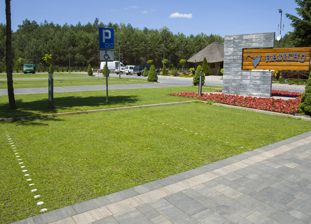 Sfeerfotovanparkeerplaatsmetgrastegels