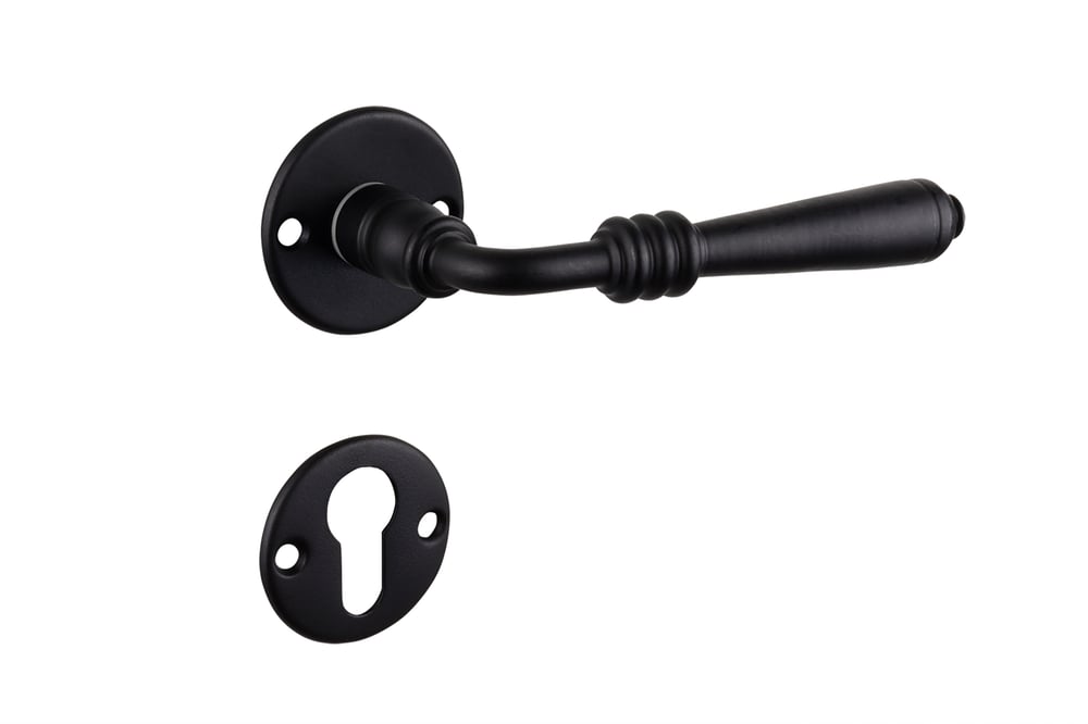 deurklink_zwart_landelijk_met_rond_rozet_en_cilinderplaatjes_per_set_1