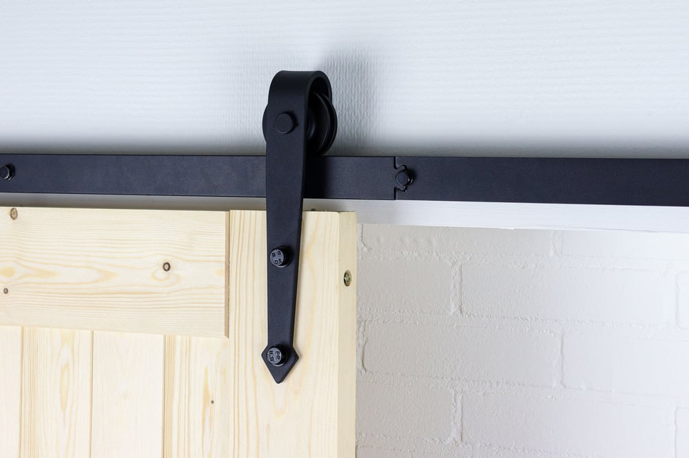 zwart_schuifdeursysteem_met_rustiek_close_up
