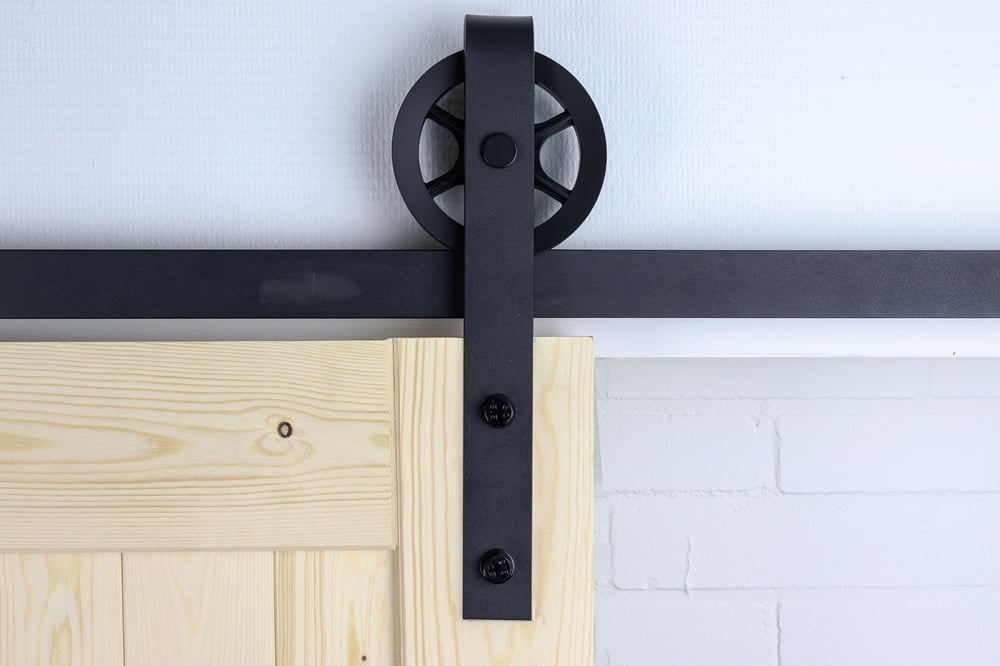 zwart_schuifdeursysteem_met_rails_grote_wielen_model_compleet_200_cm_per_set_1