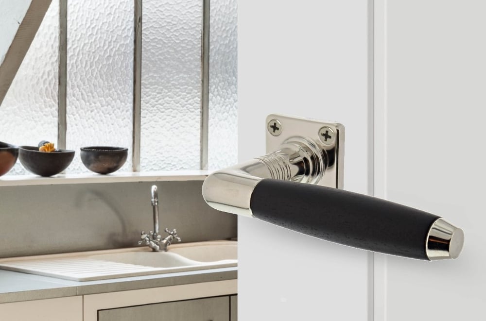 deurkruk_op_vierkant_rozet_glanzend_nikkel_sfeer