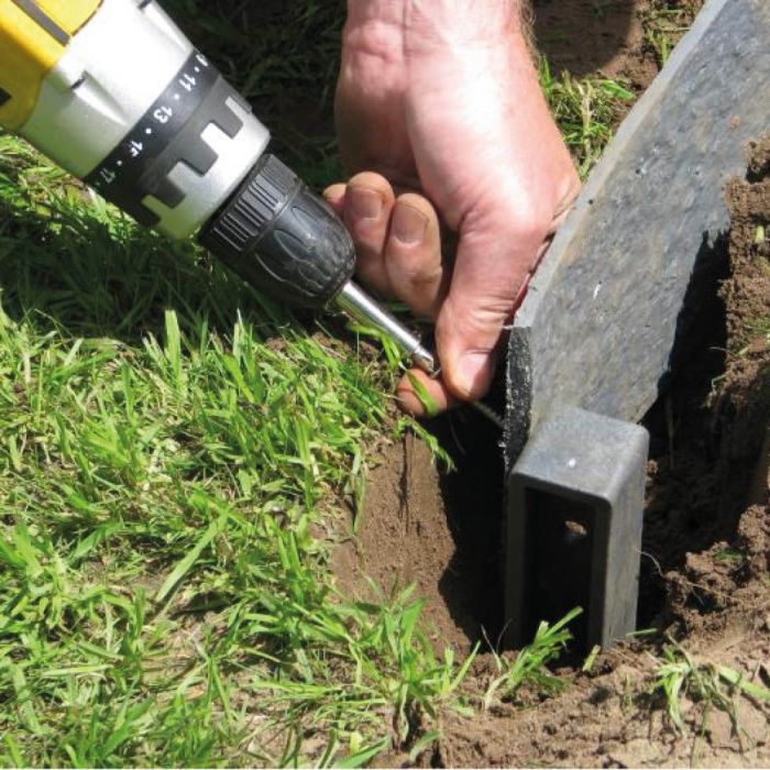 bevestigen_ecolat_met_piketpaaltjes