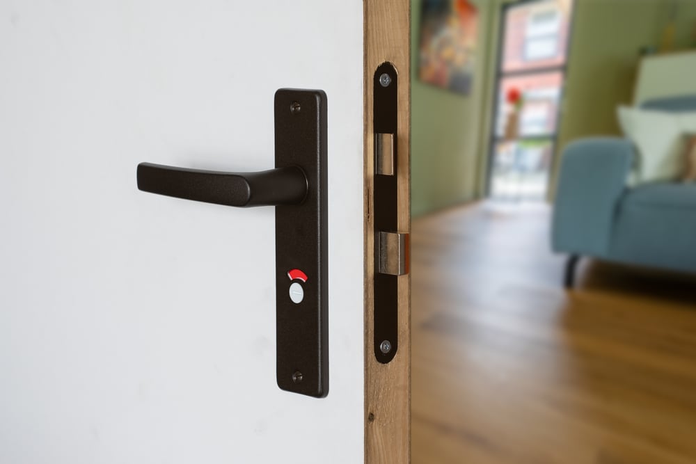 zwarte_deurklink_met_slot_wc_slot_compleet_sfeer_buiten