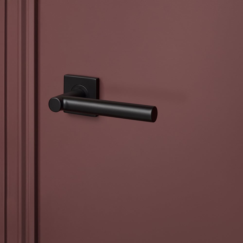 Grosetto_zwart_vierkant_rozet_bordeaux_deur