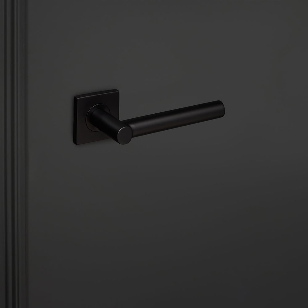 Grosetto_zwart_vierkant_rozet_zwarte_deur