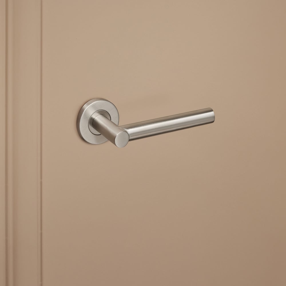 Grosetto_rvs_rond_rozet_donkerbeige_deur