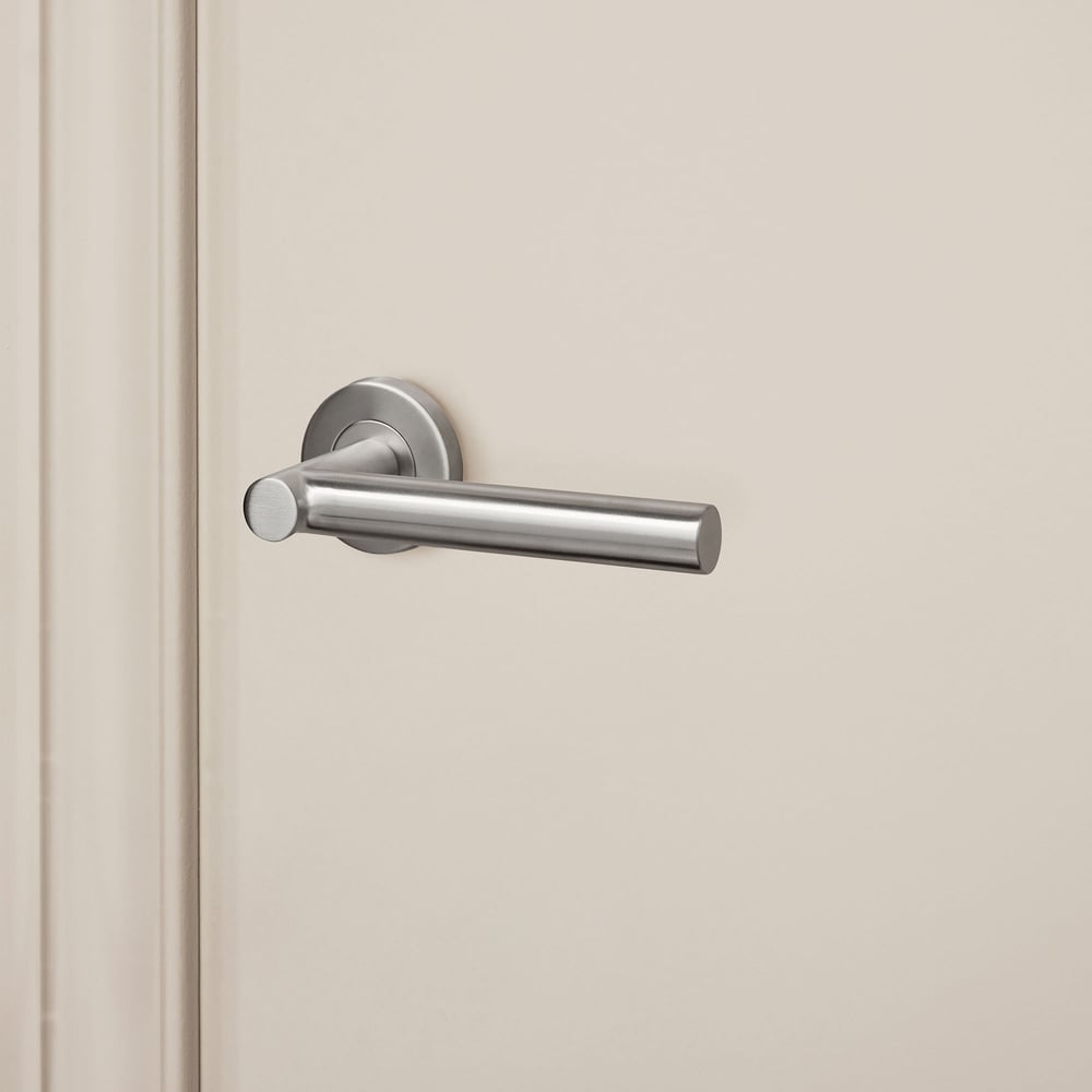 Grosetto_rvs_rond_rozet_lichtbeige_deur