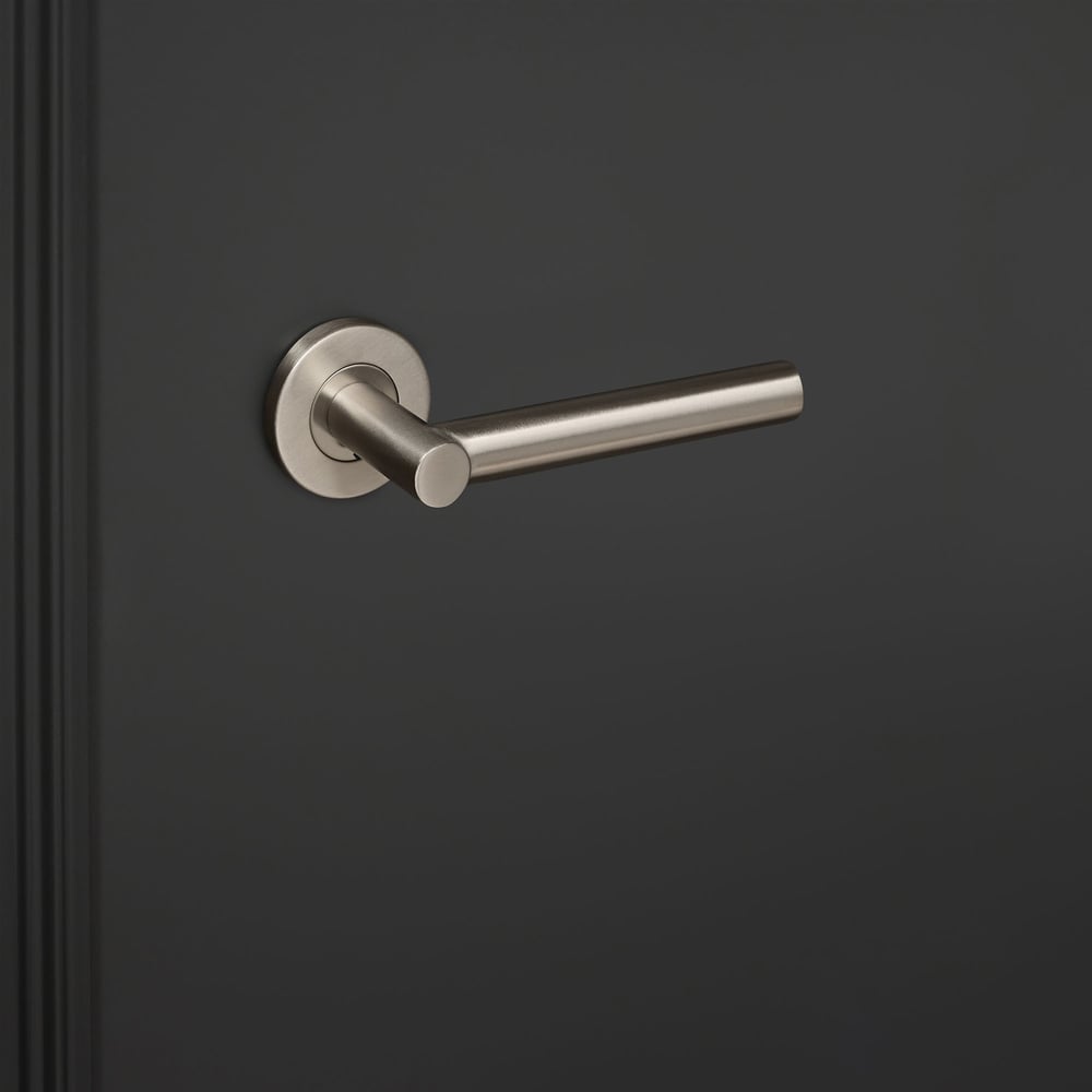 Grosetto_rvs_rond_rozet_zwarte_deur