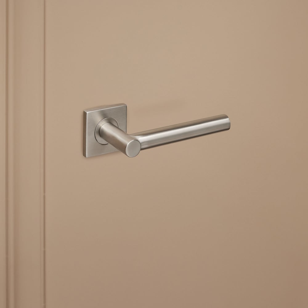 Grosetto_rvs_vierkant_rozet_donkerbeige_deur