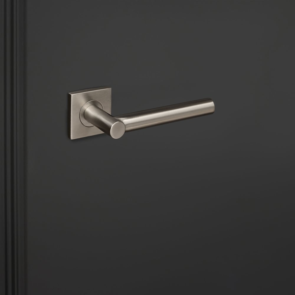 Grosetto_rvs_vierkant_rozet_zwarte_deur