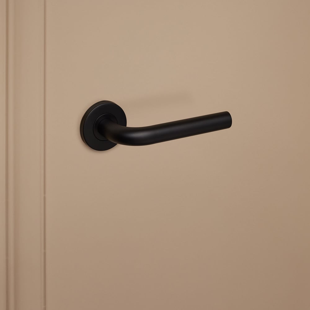 Oristano_zwart_rond_rozet_donkerbeige_deur_2_