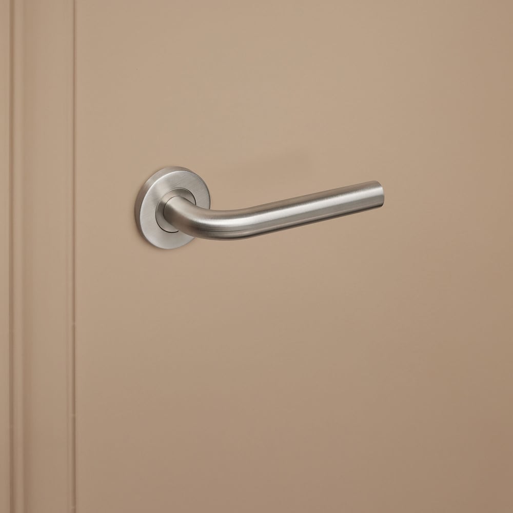 Oristano_rvs_rond_rozet_donkerbeige_deur