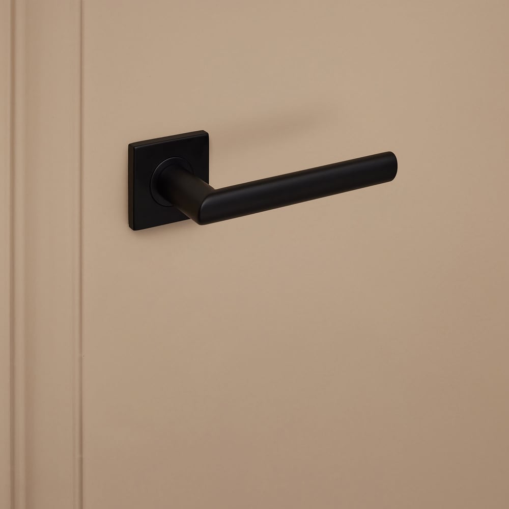 Ragusa_zwart_vierkant_rozet_donkerbeige_deur