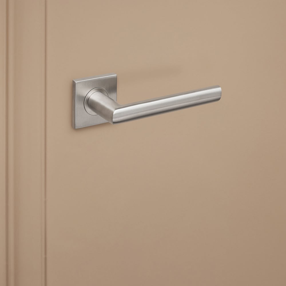 Ragusa_rvs_vierkant_rozet_donkerbeige_deur