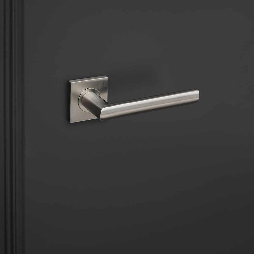 Ragusa_rvs_vierkant_rozet_zwarte_deur