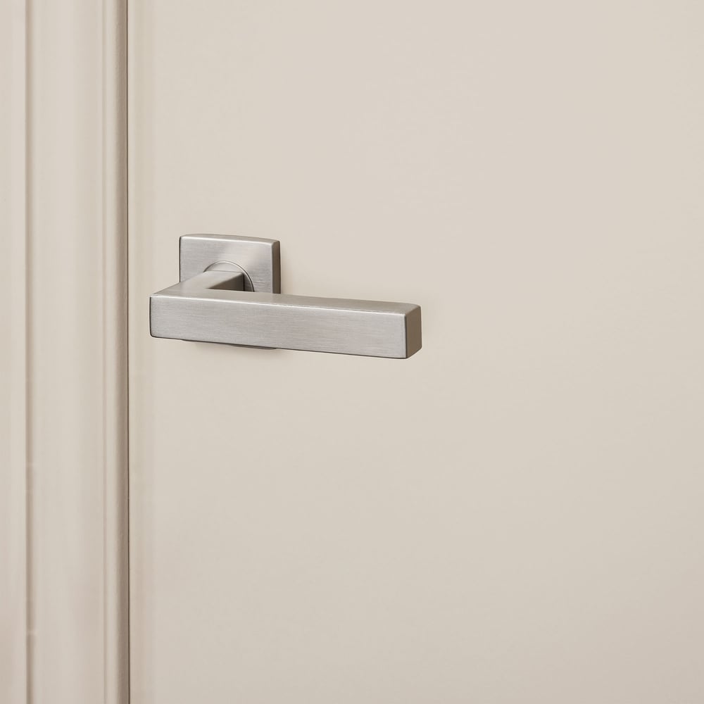 Viterbo_rvs_vierkant_rozet_lichtbeige_deur