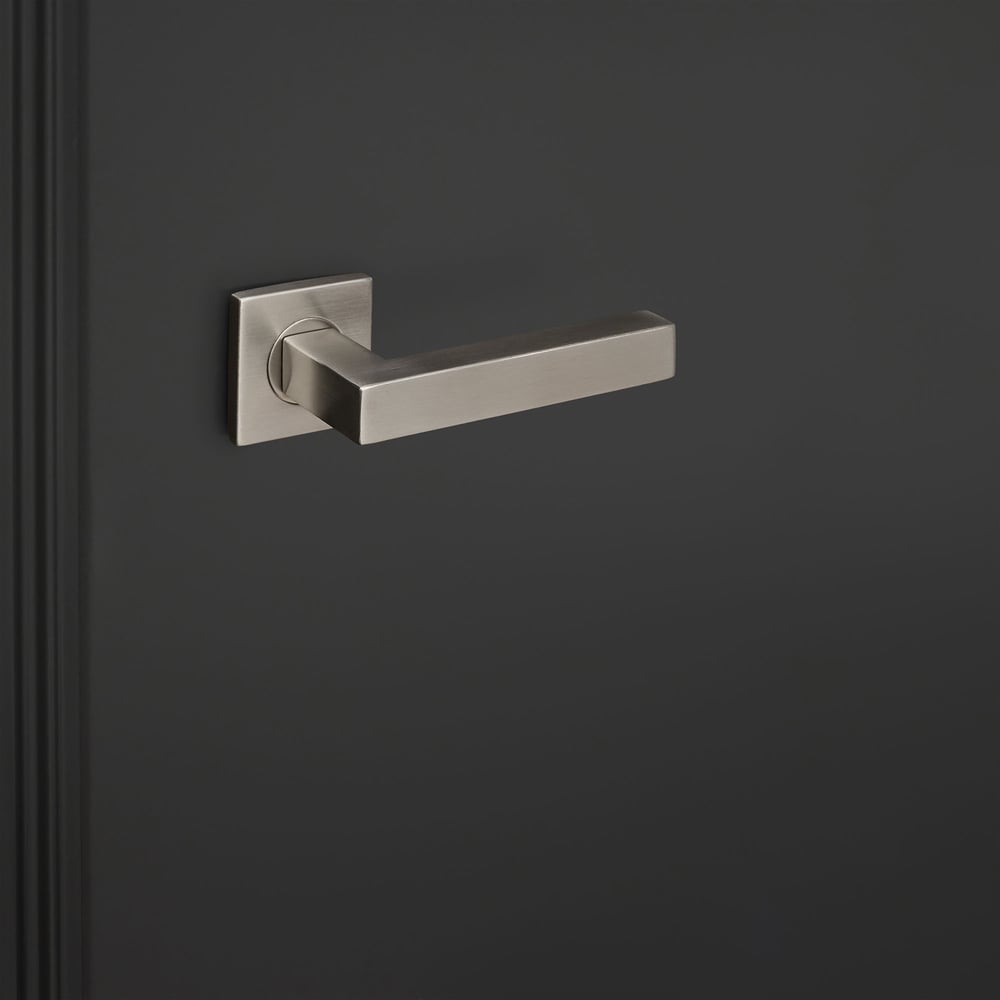 Viterbo_rvs_vierkant_rozet_zwarte_deur