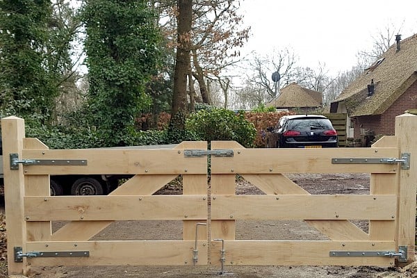 overslaggrendel_verzinkt_op_hek