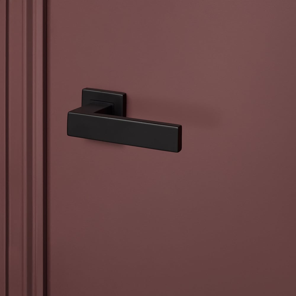 Imperio_zwart_vierkant_rozet_bordeaux_deur