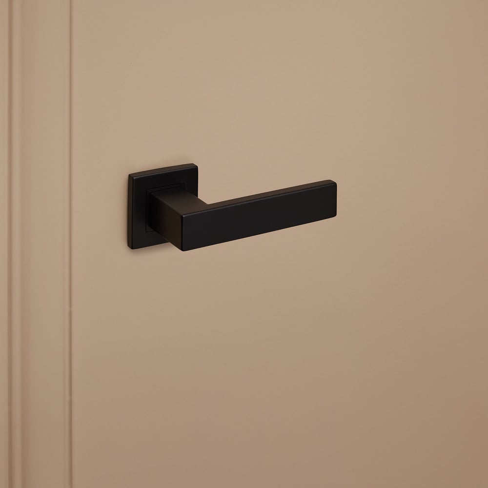 Imperio_zwart_vierkant_rozet_donkerbeige_deur