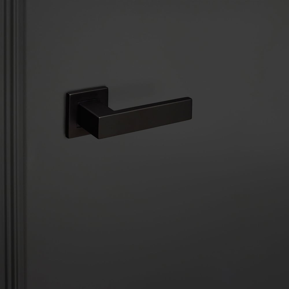 Imperio_zwart_vierkant_rozet_zwarte_deur