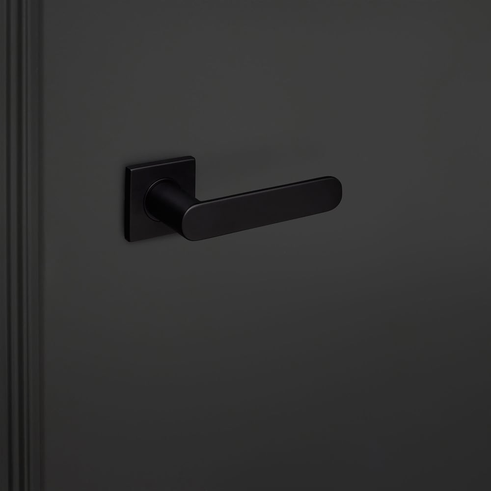 Novara_zwart_vierkant_rozet_zwarte_deur